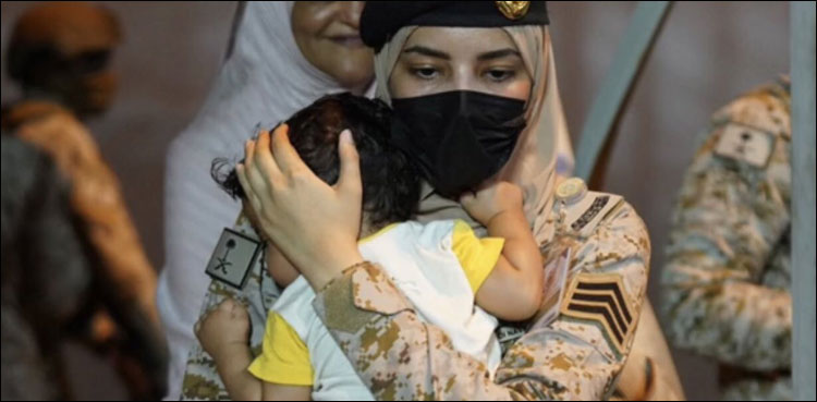 سعودی خاتون فوجی کی اس تصویر نے دلوں کو پگھلا دیا