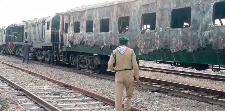 وزارت ریلوے نے کراچی ایکسپریس کی بوگی میں‌ آتش زدگی کا نوٹس لے لیا، لاپتا افراد کی تلاش جاری