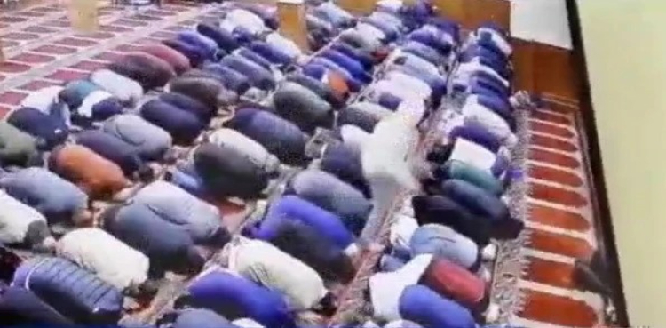 امریکا: نماز کے دوران امام مسجد پر چاقو سے حملہ کرنے کی ویڈیو منظر عام پر آگئی