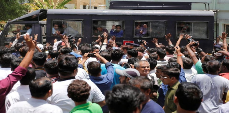 بھارتی عدالت نے گجرات فسادات میں مسلمانوں کے قتل میں ملوث 69 ملزمان کو بری کردیا