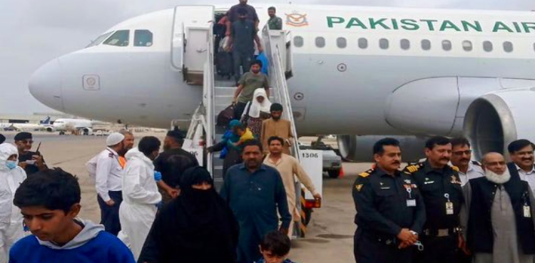 سوڈان خانہ جنگی؛ انخلا کیے گئے پاکستانیوں کا پہلا گروپ پاکستان پہنچ گیا