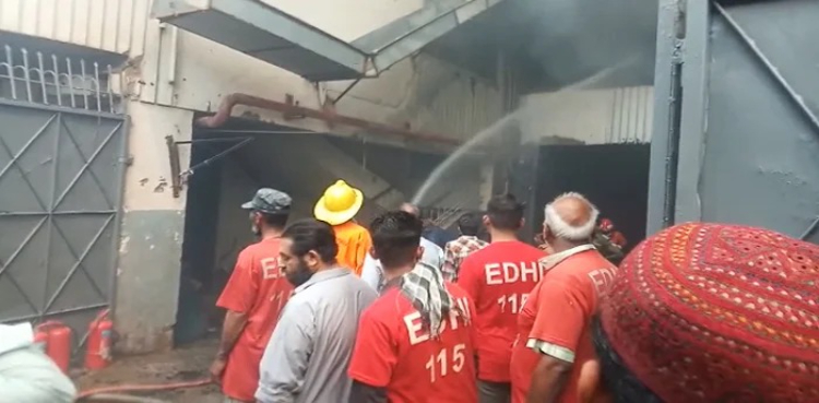 نیو کراچی: 8 گھنٹے گزرنے کے بعد بھی فیکٹری میں لگی آگ بے قابو