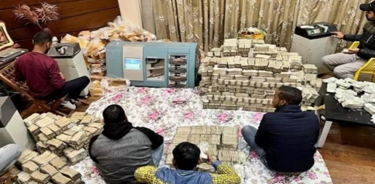 گھر کی دیوار سے کروڑوں روپے برآمد