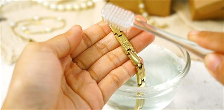 سونے کی فی تولہ قیمت میں خاطر خواہ کمی