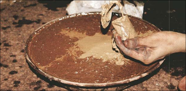 کراچی میں پولیس کا گٹکا فیکٹری پر چھاپہ، درجنوں ٹن گٹکا برآمد