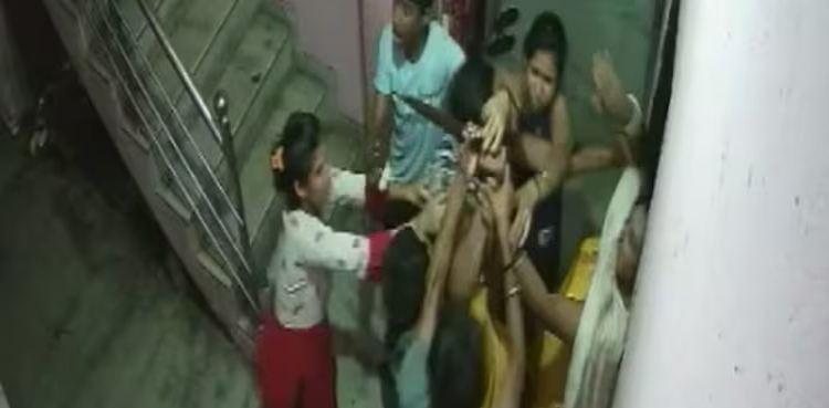 باپ نے بیٹی کو 25 بار چاقو گھونپ کر موت کے گھاٹ اتار دیا