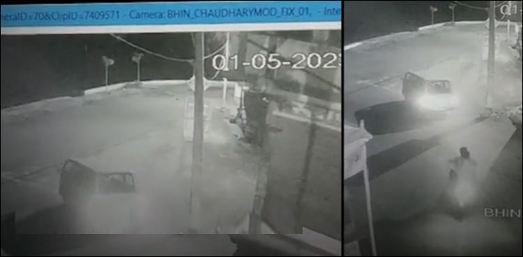 ریورس کرتے ہوئے گاڑی بے قابو، تالاب میں جا گری