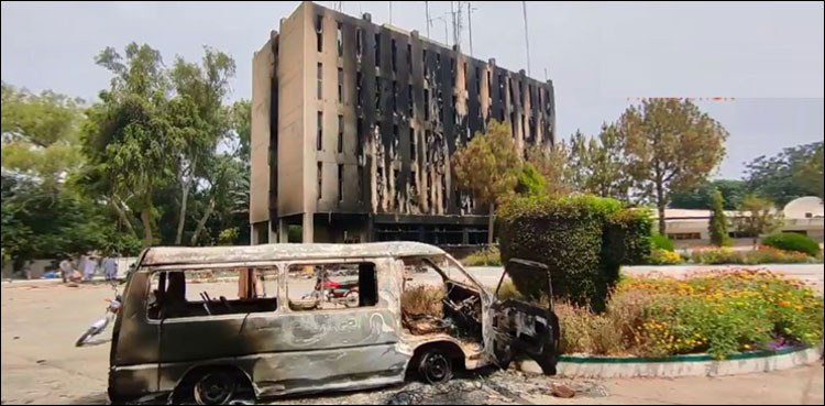 کور کمانڈر کا ریڈیو پاکستان پشاور کی سوختہ عمارت کا دورہ