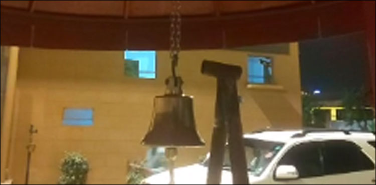 کامران ٹیسوری نے گورنر ہاؤس کے باہر گھنٹی لٹکا دی