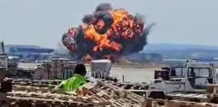 ایف-18 جنگی طیارہ فضائی نمائش کے دوران گر کر تباہ، ویڈیو سامنے آگئی