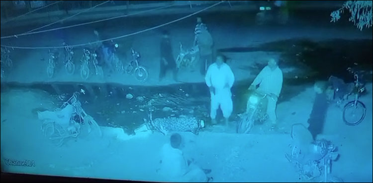 ویڈیو: لٹیروں نے تعاقب کے بعد دودھ کے تاجر کو بے رحمی سے گولی مار کر بھاری رقم چھین لی