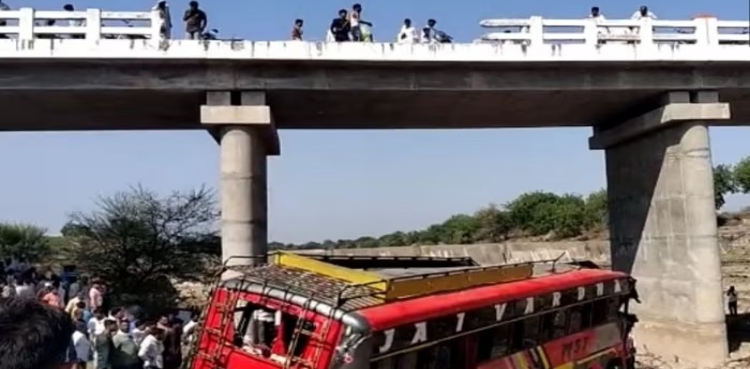 بھارت: مدھیہ پردیش میں بس پُل سے گر گئی، 15 افراد ہلاک