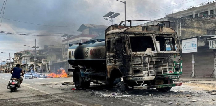 منی پور میں فسادات: خوراک کی سپلائی بند، ہائی وے بلاک، انٹرنیٹ معطل