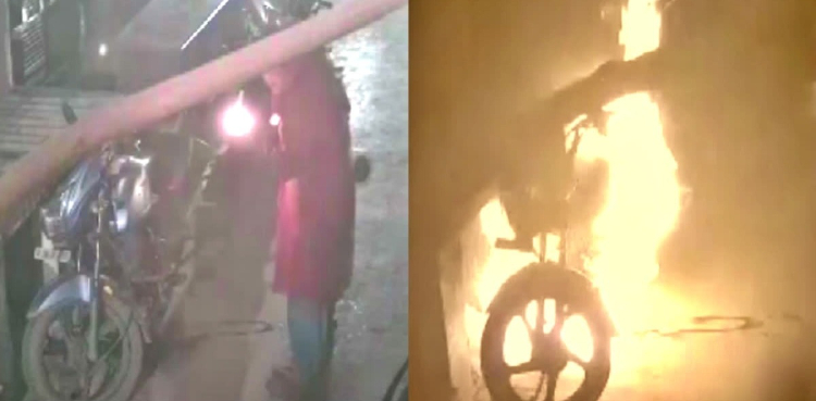 خاتون نے موٹر سائیکل کو آگ لگا دی، دل دہلا دینے والی ویڈیو وائرل