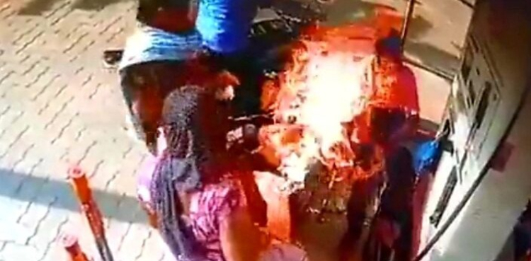 ویڈیو: پیٹرول ڈلوانے کے دوران اسکوٹی سوار لڑکی کے ساتھ دل دہلا دینے والا حادثہ