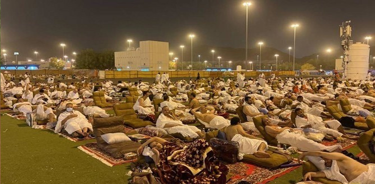 وقوف عرفہ کے بعد عازمین حج مزدلفہ کے لیے روانہ
