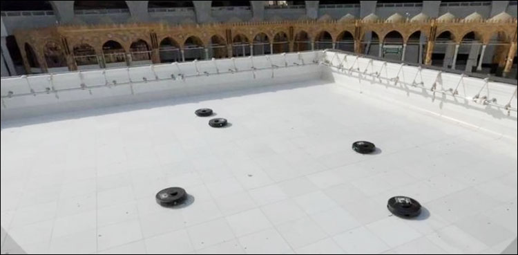 خانہ کعبہ کی چھت کی صفائی روبوٹس کے ذریعے