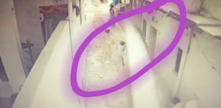 گلی میں کھیلتے معصوم بچے پر آفت آگئی