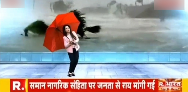 بھارتی اینکر نے طوفان کی رپورٹنگ میں ایکٹنگ کی حد کر دی، ویڈیو وائرل