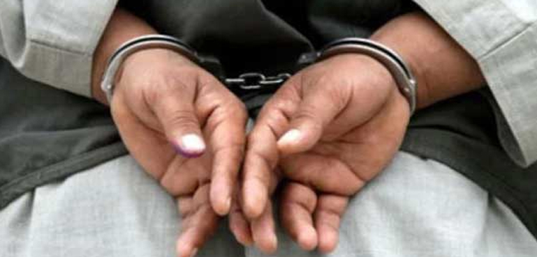 فیملی کو یرغمال بنا کر گھر میں لوٹ مار کرنے والے 2 ڈکیت گرفتار