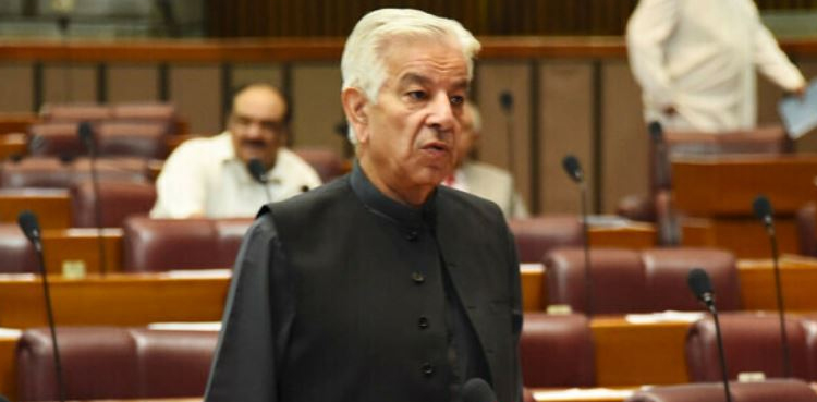 خواجہ آصف کی اعتزاز احسن اور لطیف کھوسہ پر کڑی تنقید