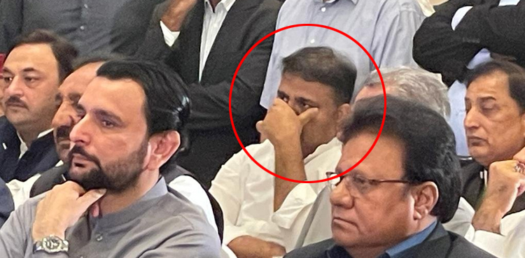 ’فواد چوہدری کیلیے اسٹیج پر جگہ رکھی تھی لیکن وہ پیچھے جاکر بیٹھ گئے‘