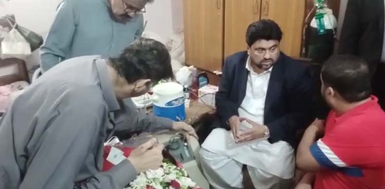 گورنر سندھ نے طویل القامت شخص کے لیے ماہانہ معاوضے کا اعلان کردیا