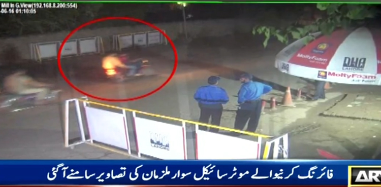 لطیف کھوسہ کے گھر پر فائرنگ کرنے والے موٹر سائیکل سوار نامعلوم افراد کی تصاویر سامنے آگئیں