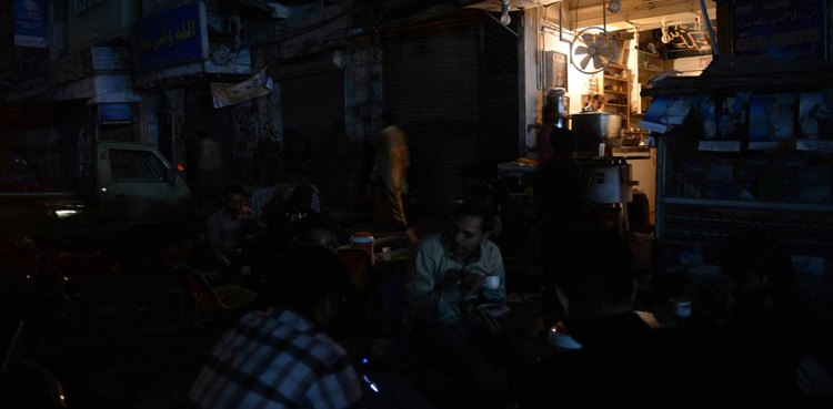کراچی  کے مختلف علاقوں میں ہر ایک سے 2 گھنٹے بعد 3 گھنٹے کی لوڈشیڈنگ