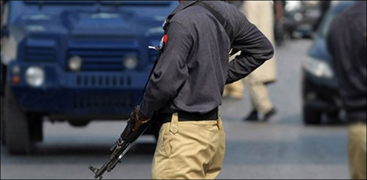 پولیس اہلکاروں سے اسلحہ چھیننے کے واقعات، دہشت گردی کا خطرہ تو نہیں؟ اعلیٰ حکام نے سر جوڑ لیے