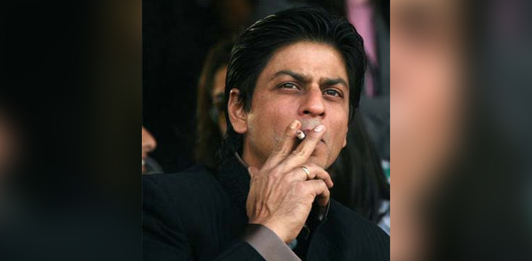 مداح کی ساتھ سگریٹ نوشی کی پیشکش پر شاہ رخ خان دلچسپ جواب Fan asks Shah Rukh Khan if he can share a smoke