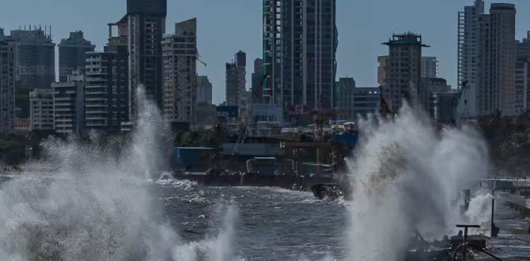 بیپر جوائے گجرات سے ٹکرا گیا، طوفان کے خوفناک مناظر کی ویڈیوز منظر عام پر