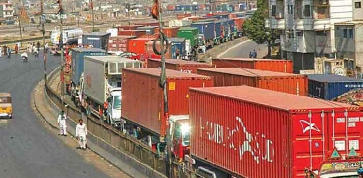 سمندری طوفان: ہاکس بے جانے والی سڑکیں کنٹینرز لگا کر بند کردی گئیں
