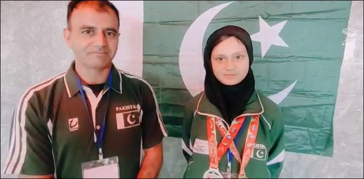سوات کی ننھی تائیکوانڈو گولڈ میڈلسٹ عائشہ ایاز نے  کامیابی کا راز بتا دیا