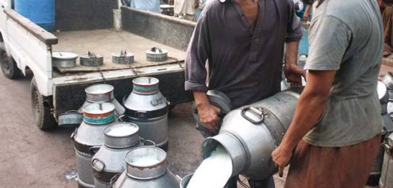 کراچی میں ڈیری فارمرز مافیا بے لگام، فی لیٹر دودھ کی قیمت 230 روپے کر دی