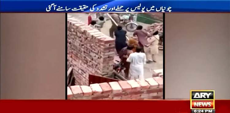 پولیس اہلکاروں کا گھر میں گھس کر خواتین پر تشدد، ویڈیو سامنے آگئی