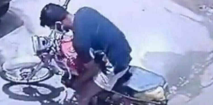 کراچی :  لڑکی کو ہراساں کرنے والے اوباش نوجوان کون تھا ؟  پولیس کے لئے ایک چیلنج