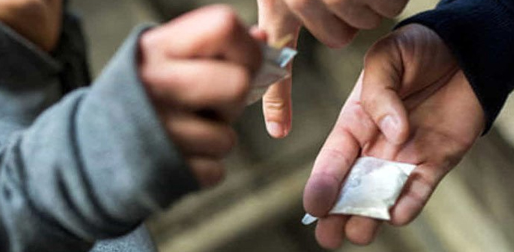 کراچی میں کم  عمر  طلباء کو اسکولوں سے لے کر کیفے تک منشیات فراہمی کا انکشاف