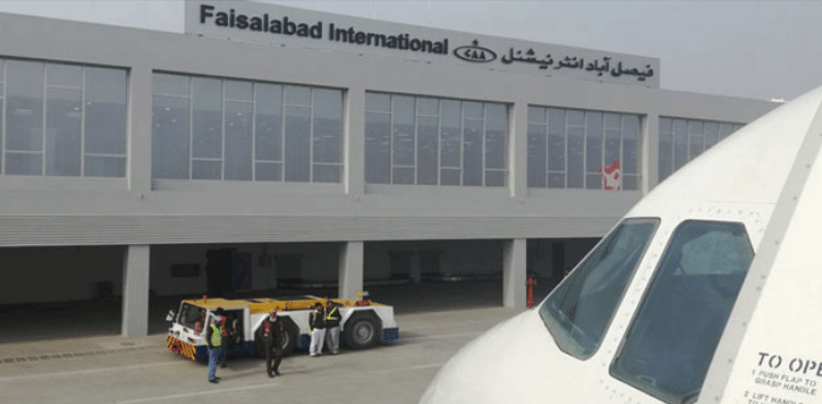 فیصل آباد ایئرپورٹ پر لاکھوں روپے مالیت کے اسمگل شدہ اسمارٹ فونز ضبط