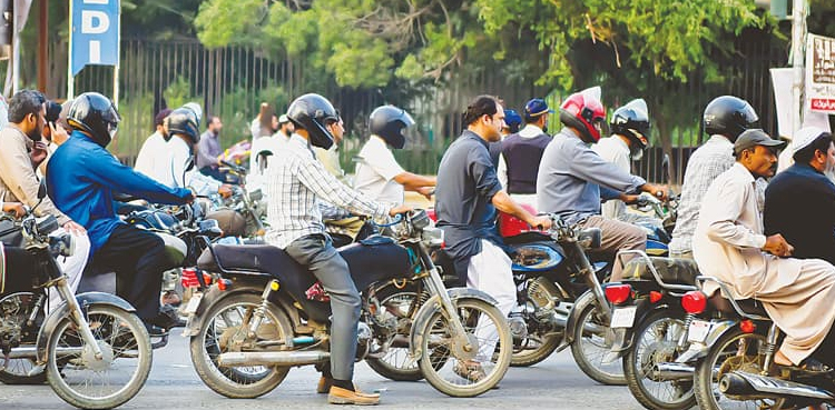 موٹرسائیکل سوار ہوشیار! ہیلمٹ نہ پہننے والوں کو کتنا جرمانہ ہوگا؟