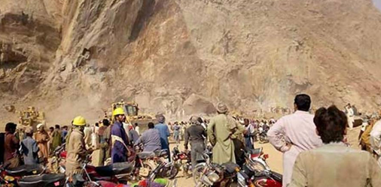 شانگلہ میں ریت کے ٹیلے تلے دب کر 8 جاں بحق ہوگئے