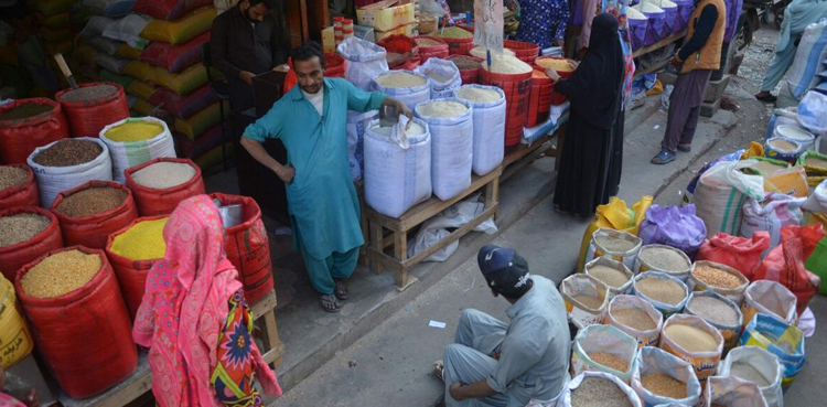 کراچی میں دودھ اور چکن کی قیمتوں کے بعد چینی کی قیمتوں میں بھی من مانہ اضافہ ، شہری پریشان