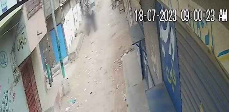 کراچی میں ایک اور راہ چلتی لڑکی  کو ہراساں کرنے کا واقعہ ، ویڈیو  سامنے آگئی