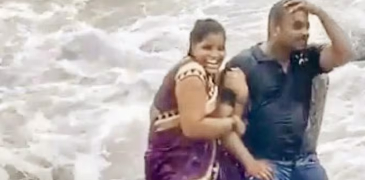 ویڈیو: سمندری لہر ماں کو بہا لے گئی، بچے چیختے رہے