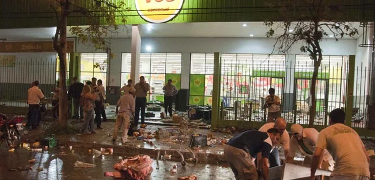 مہنگائی کے ستائے عوام بپھر گئے، دکانوں میں لوٹ مار