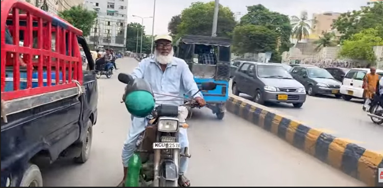 کراچی کے 73 سالہ بائیک رائیڈر شیخ نظام الدین کی دردناک کہانی