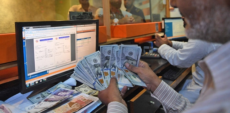 اوپن مارکیٹ میں ایکسچینج کمپنیوں کی من مانی، 3 دن میں ڈالر 5 روپے سے زائد مہنگا