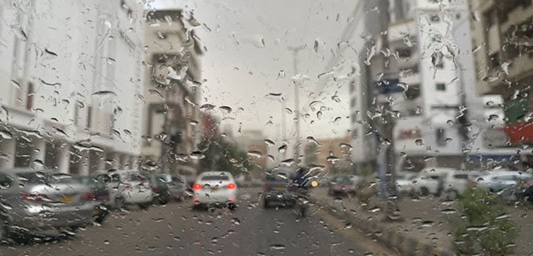 کراچی کے مختلف علاقوں میں بوندا باندی سے موسم خوشگوار