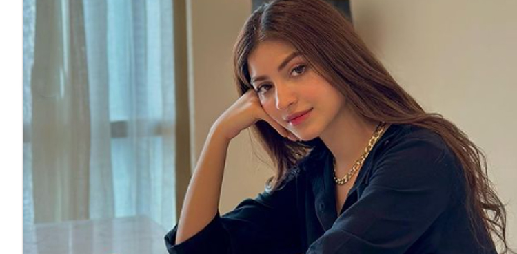 کنزہ ہاشمی کی کالے لباس میں تصاویر کے چرچے