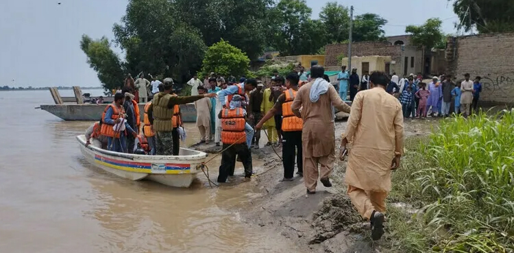 سیلاب سے متاثرہ علاقوں میں پاک فوج کی امدادی کارروائیاں جاری
